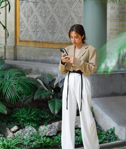 诡影藏锋 App 章节目录界面在手机上呈现清晰分组与阅读进度条，配色为深蓝主调